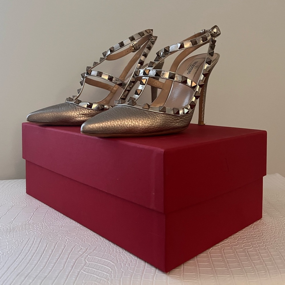 ROCKSTUD METALLIC ANKLE STRAP PUMP 100 MM- color PEWTER